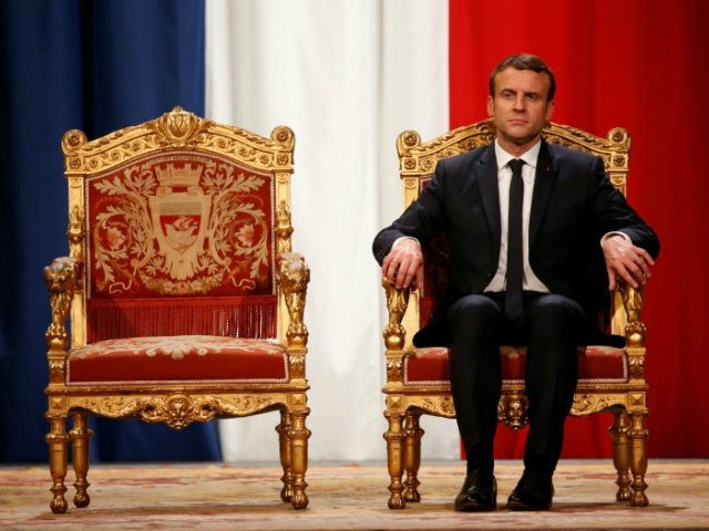 Macron obećao borbu protiv političkog islama u Francuskoj - Page 2 Macron-in-throne-chair