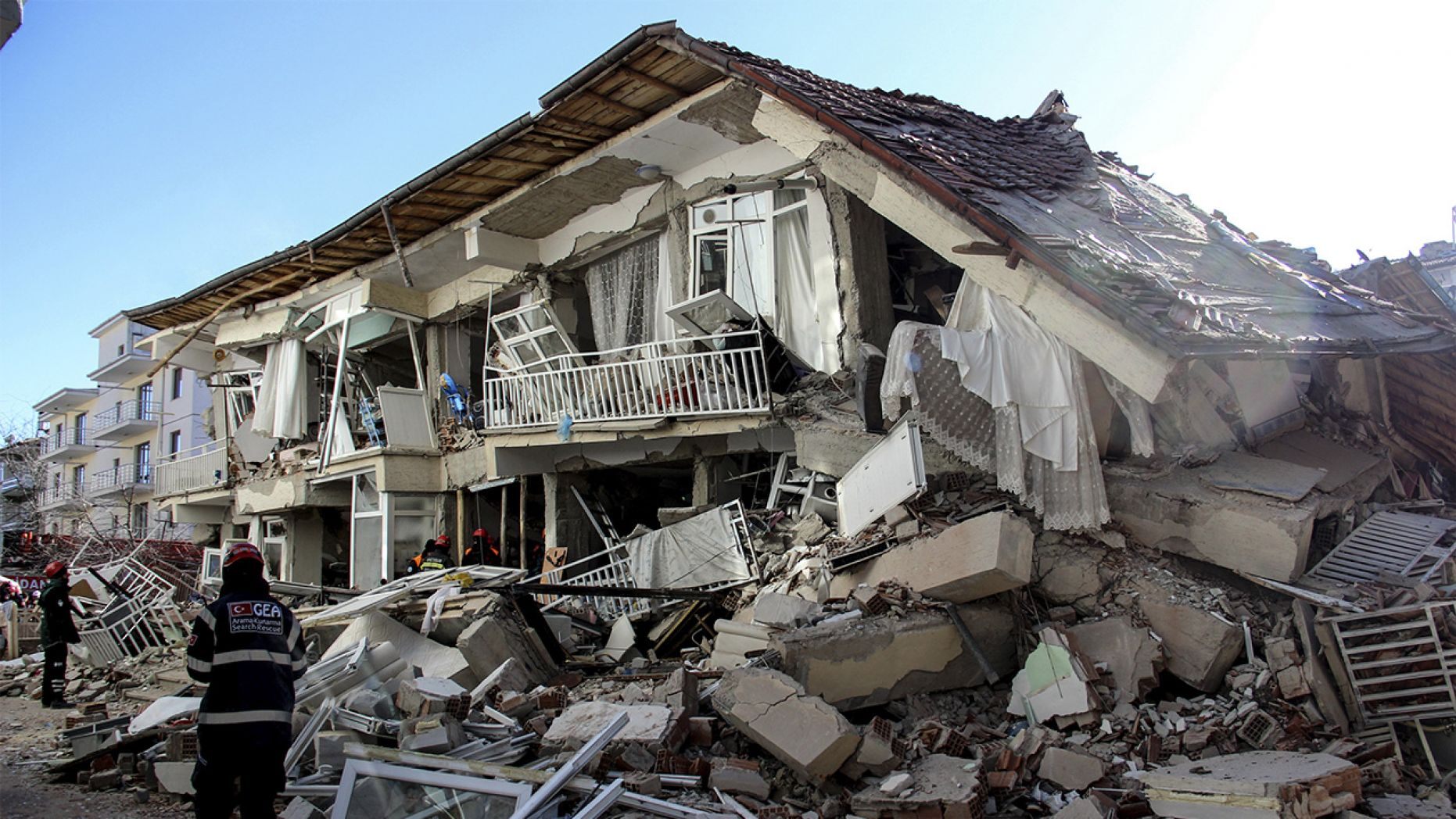 earthquake-1000-injured-22-killed-people-pulled-from-fallen