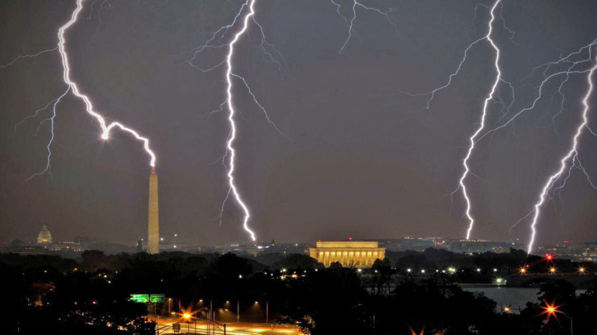 lightning strikes washington monument lightning strikes washington monument